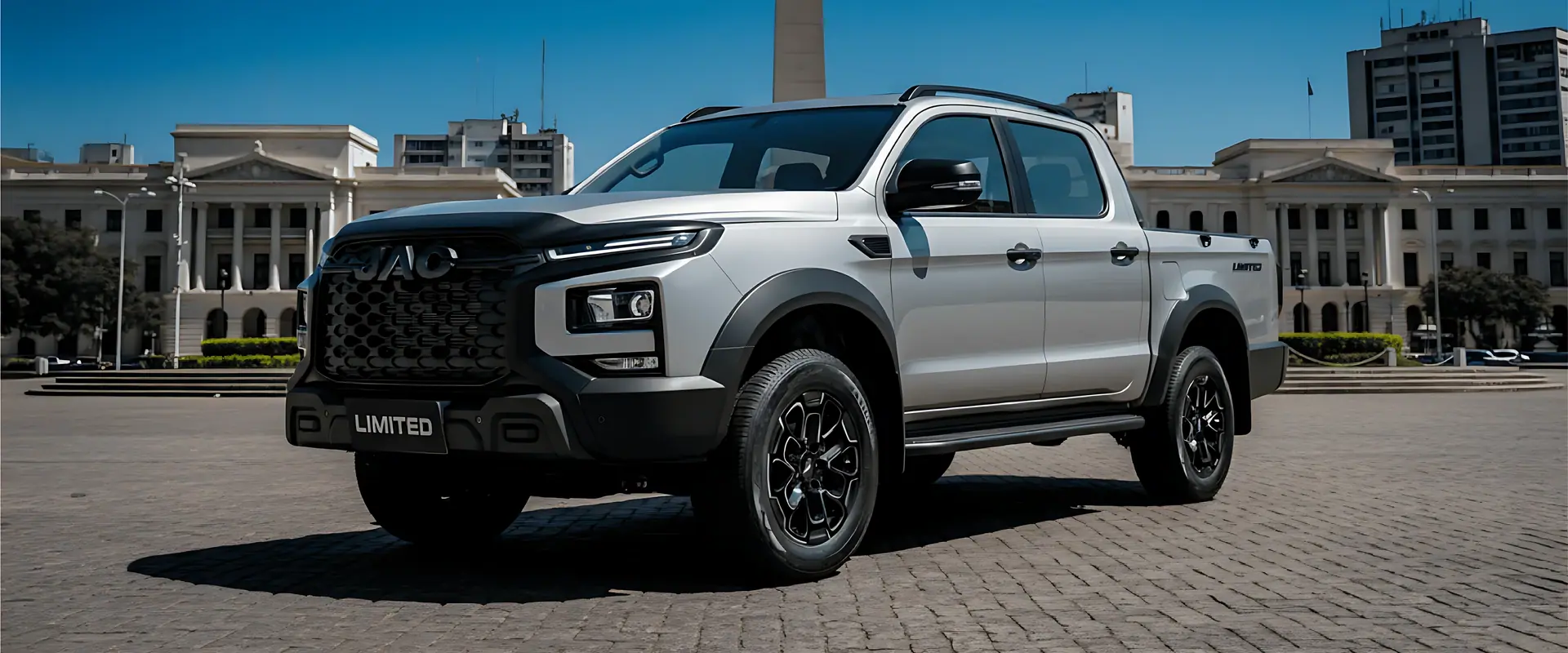 JAC Pickup Limited plateada en una plaza de Caracas