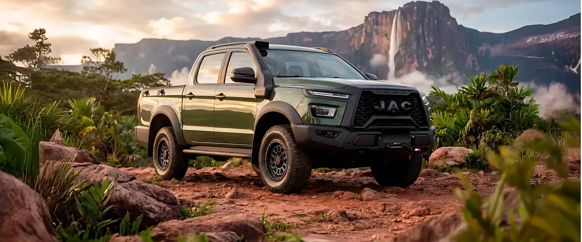 JAC Aventura Pro verde frente al Salto Ángel